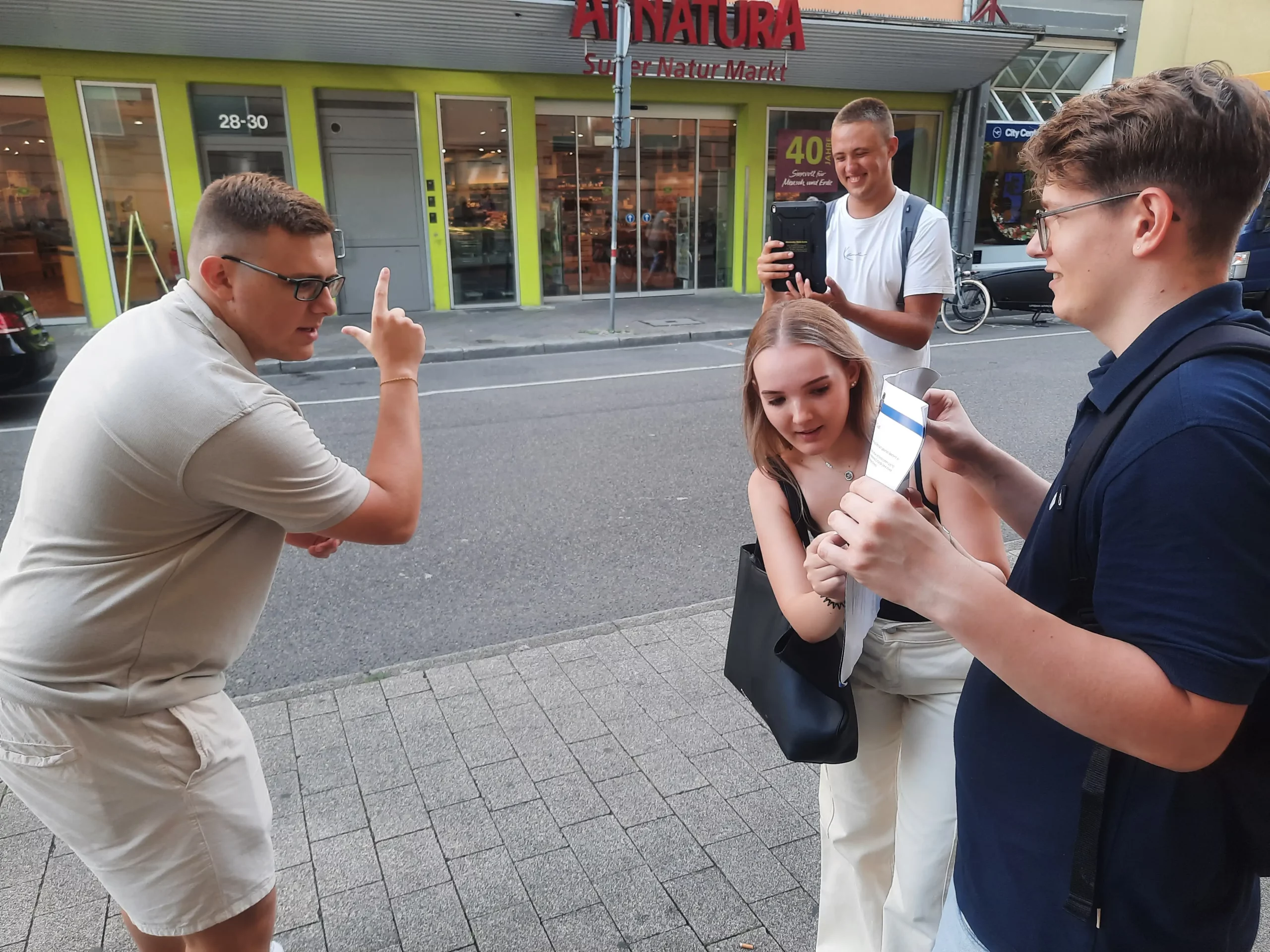 Neue bardusch-Azubis machen ein Selfie und l&auml;cheln in die Kamera w&auml;hrend der Einstiegstage