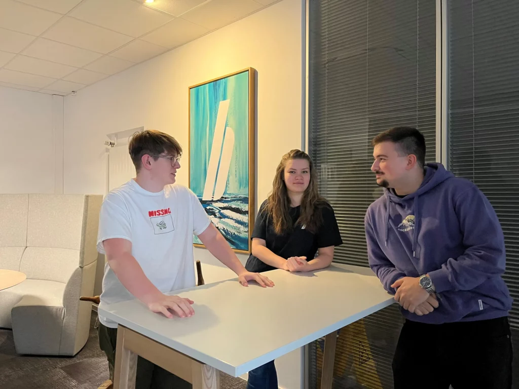 Drei Auszubildende zum Industriekaufmann bei bardusch im Gespr&auml;ch