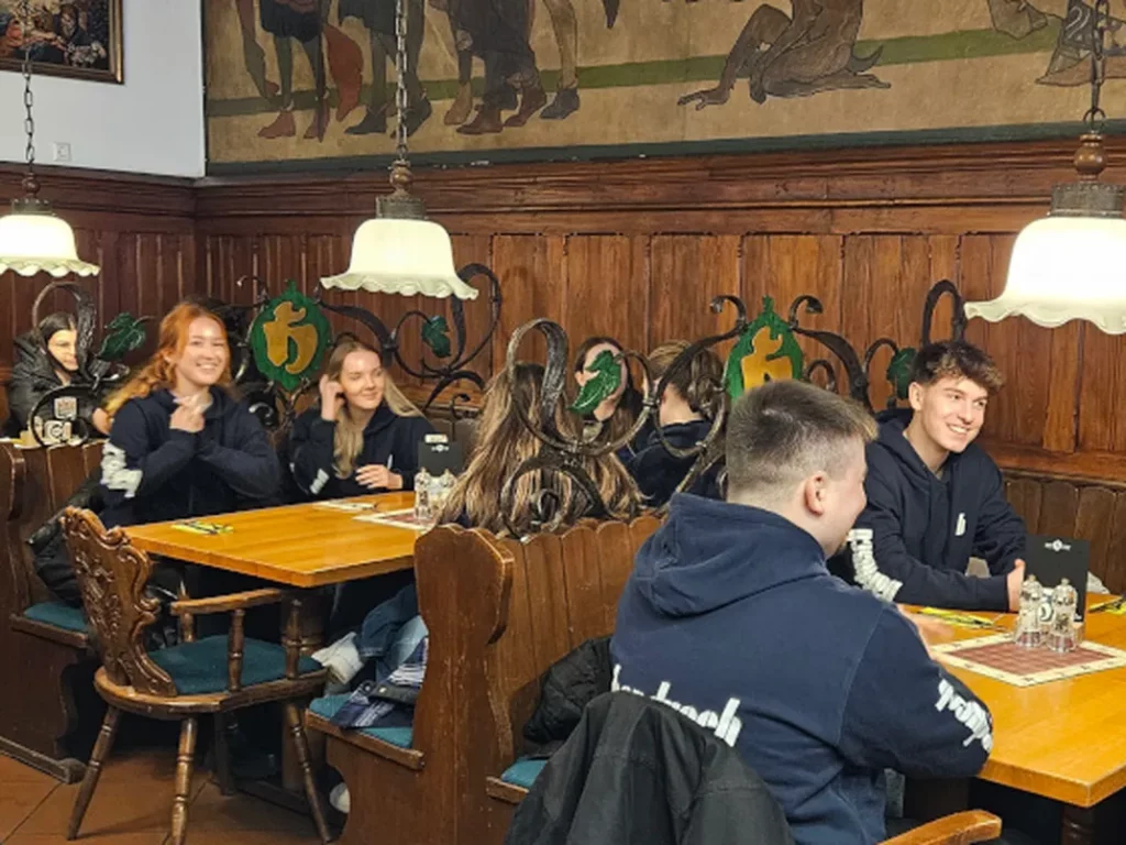 Mehrere Personen sitzen in einem Restaurant um Esstische