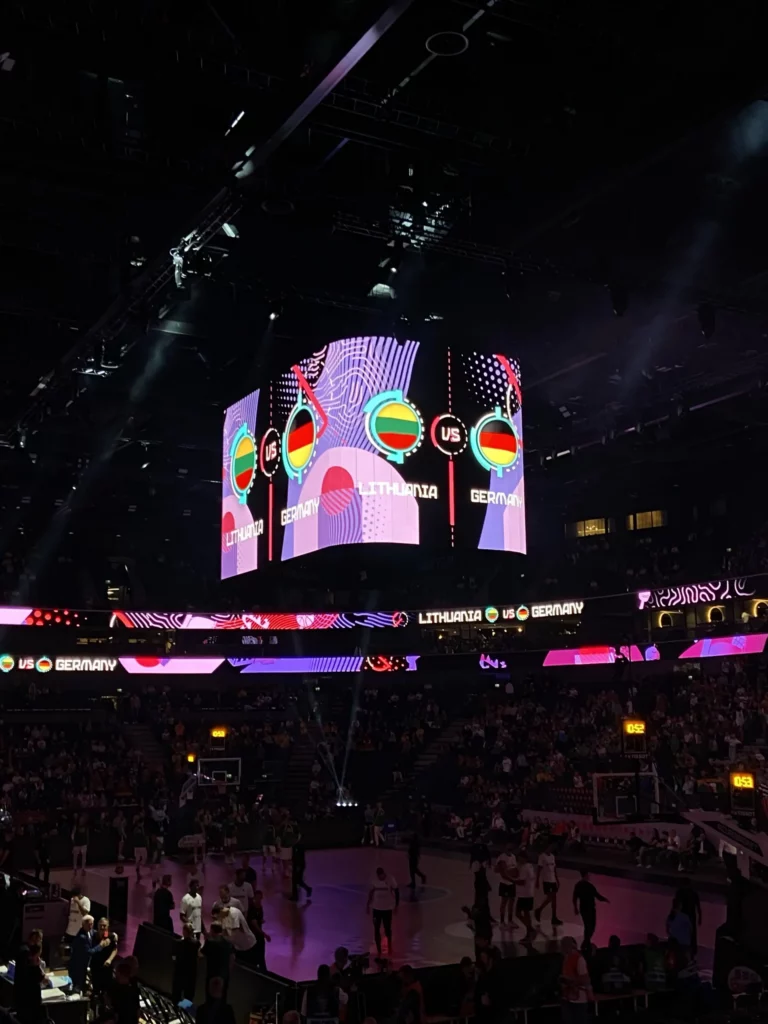 Basketballspiel bei der Vorrunde der Basketball-Europameisterschaft in Tampere, Finnland.