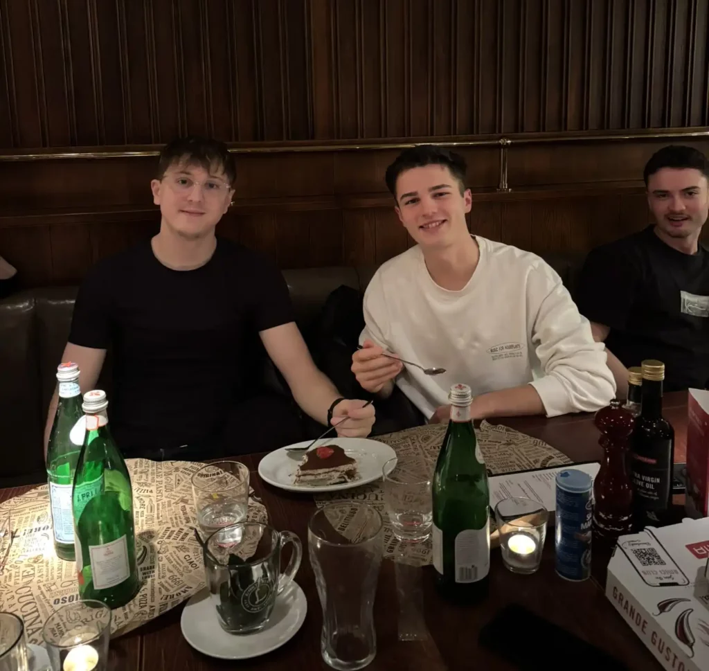 Zwei Azubis von bardusch teilen sich einen Nachtisch bei der Weihnachtsfeier 2025