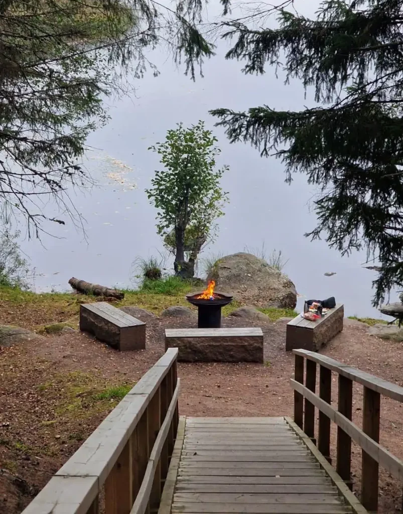 Natur und Ruhe am See in Finnland Feuerstelle am See in Finnland, umgeben von Wald und herbstlicher Natur