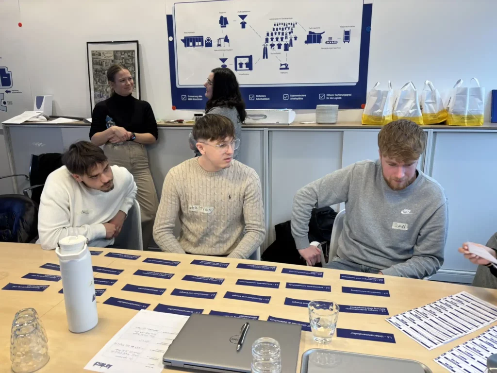 Azubis ordnen Nachhaltigkeitsthemen und diskutieren gemeinsam wichtige Ziele f&uuml;r das Unternehmen