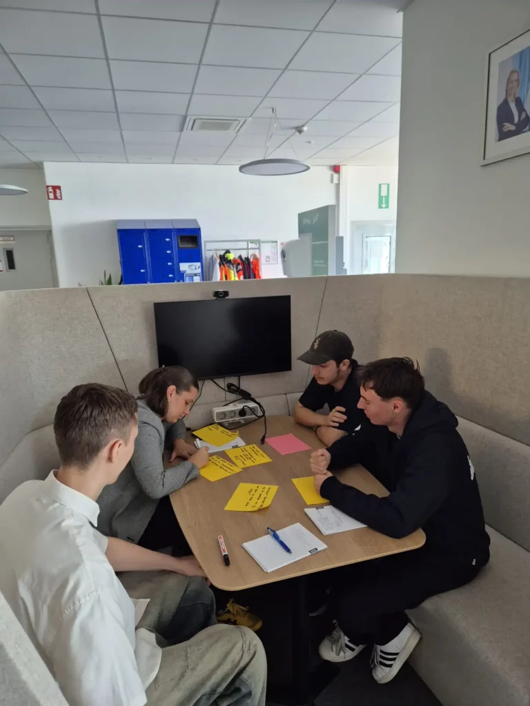 bardusch-Azubis bei einer Gruppenarbeit zu organisatorischen Themen der Ausbildung
