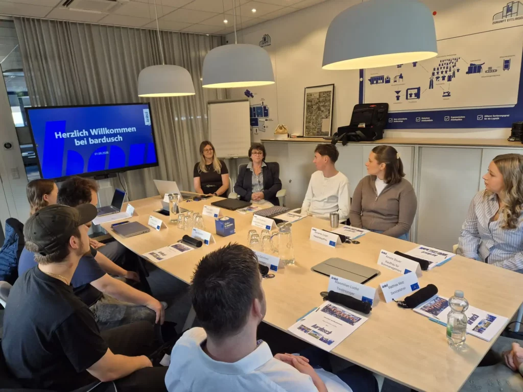 Neue Azubis und Studenten von bardusch beim gemeinsamen Austausch im Meetingraum