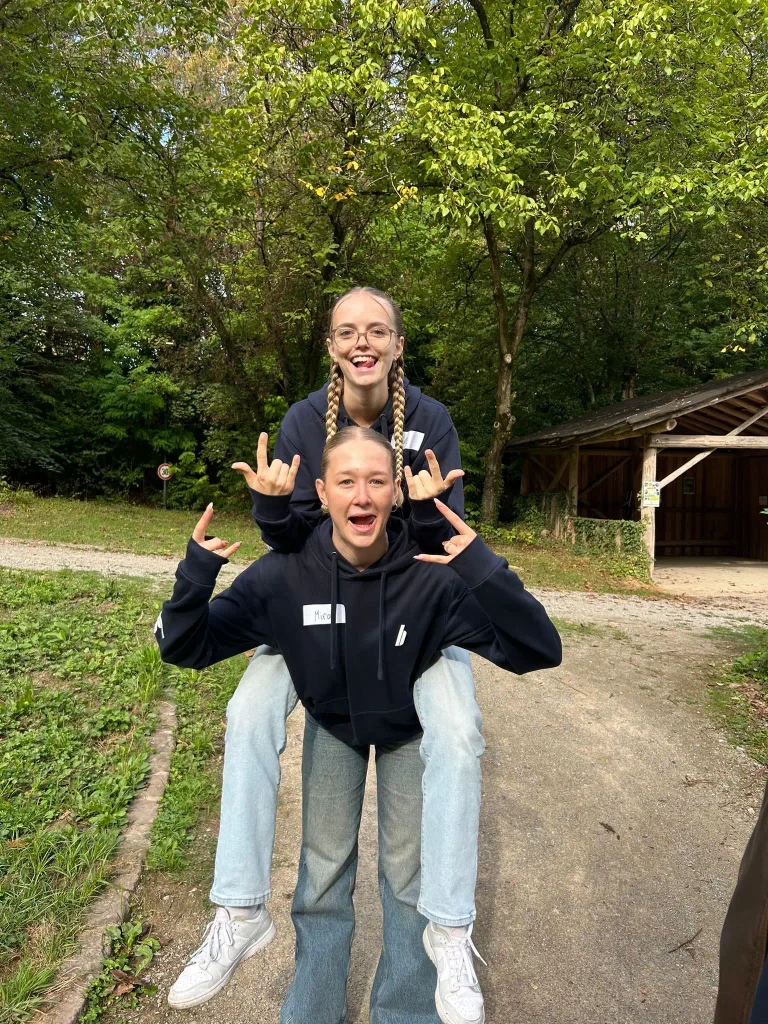 Zwei bardusch-Azubis bei einer gemeinsamen Teambuilding-Aufgabe im Hochseilgarten