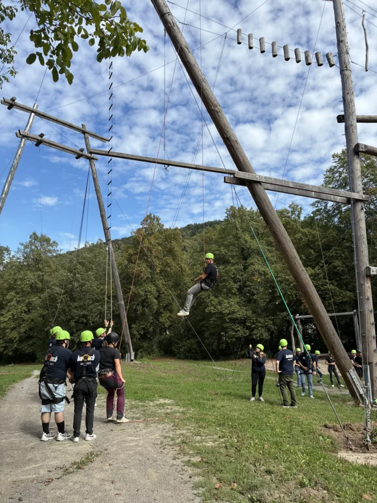 Azubis von bardusch bei einer Kletterübung im Hochseilgarten GATE