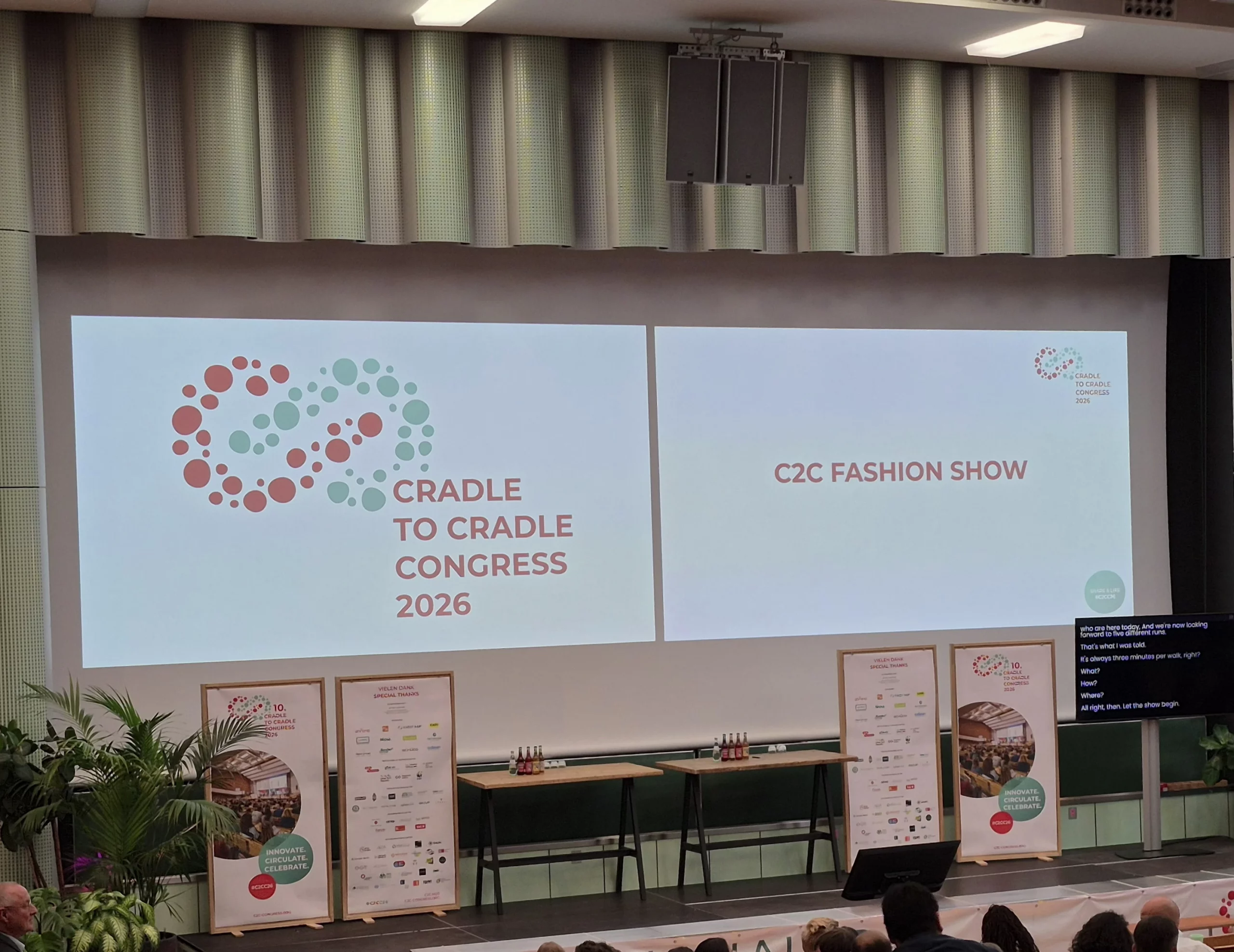 Veranstaltungsbühne des Cradle to Cradle Congress 2026 in Berlin mit Ankündigung der C2C Fashion Show