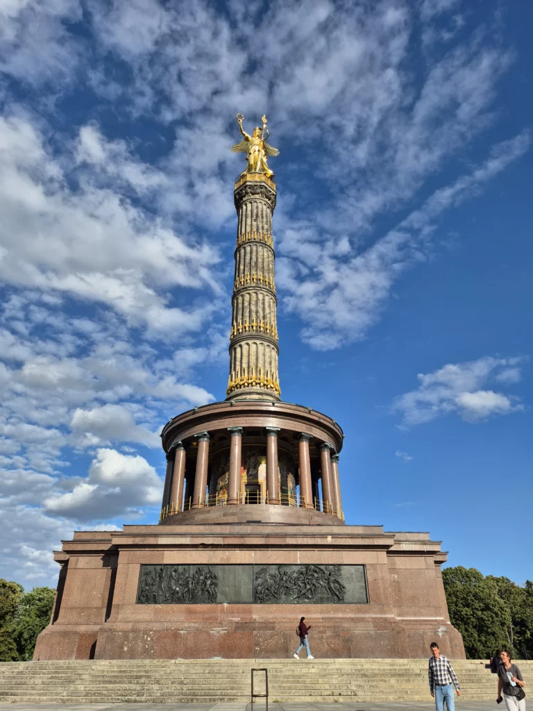 Berliner Siegessäule mit goldener Viktoria vor blauem Himmel während des Aufenthalts in Berlin