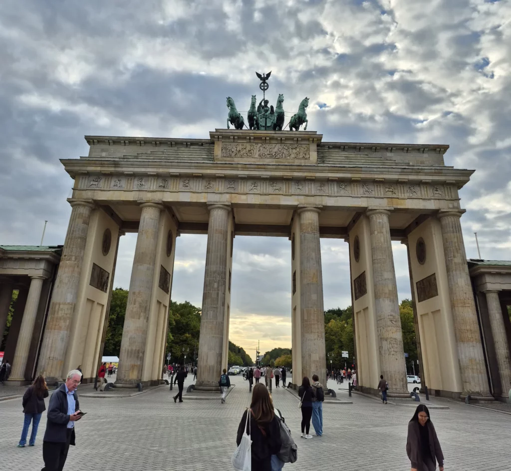 Brandenburger Tor in Berlin mit der Quadriga vor einem bewölkten Himmel
