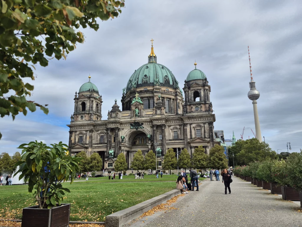 Blick auf den Berliner Dom mit seinen grünen Kuppeln und den Fernsehturm im Hintergrund