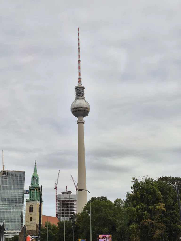 Berliner Fernsehturm am Alexanderplatz vor bewölktem Himmel