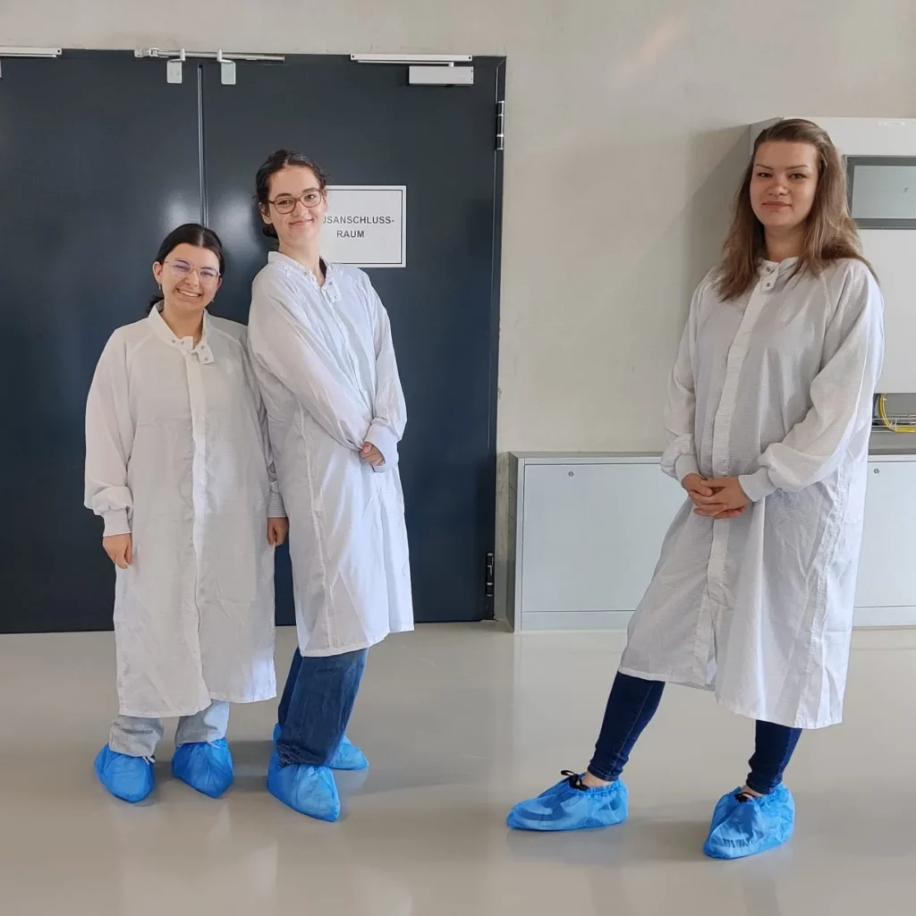 Drei Auszubildende von bardusch in Reinraumkleidung bei einem gemeinsamen Azubi-Incentive