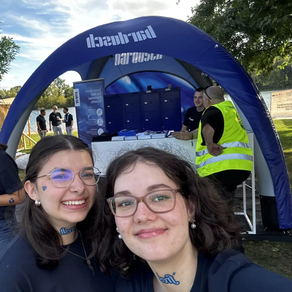 Zwei Auszubildende von bardusch bei ihrem gemeinsamen Einsatz auf dem SunnyLake Festival