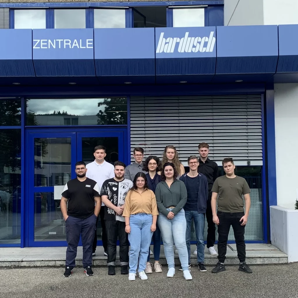 Gruppenfoto der Auszubildenden vor der bardusch-Zentrale während ihrer Ausbildungszeit